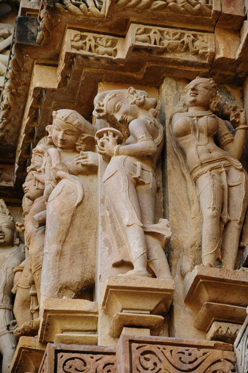 Hàng trăm tượng ‘phòng the’ trong đền thiêng Ấn Độ