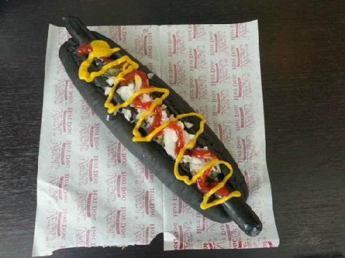 Món hot dog màu đen nhánh lạ lùng của Nhật