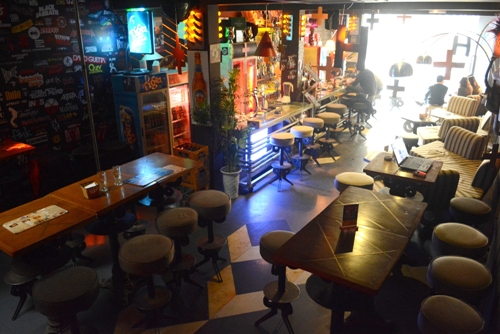 5 bar Tây hút khách ở phố cổ Hà Nội