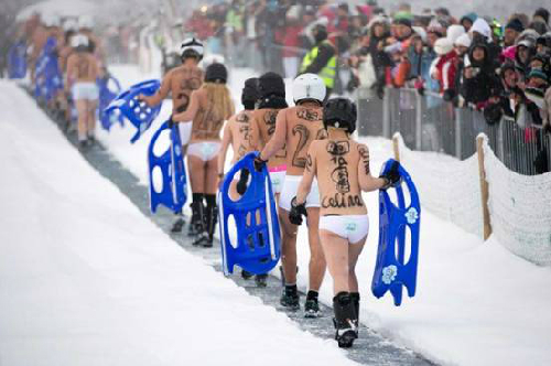 Đến Đức xem giải vô địch ngực trần trượt tuyết