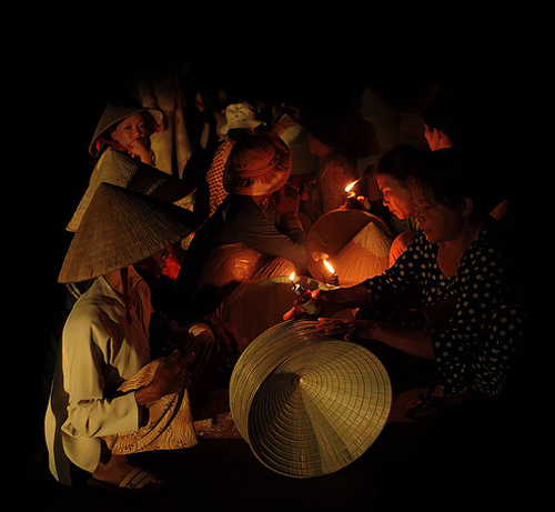 Chợ nón trong bóng đêm Gò Găng