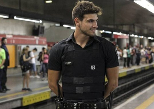 Chàng bảo vệ tàu điện ngầm đẹp trai nhất Brazil