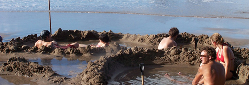 Đào hố tắm ở bãi biển kỳ lạ nhất New Zealand