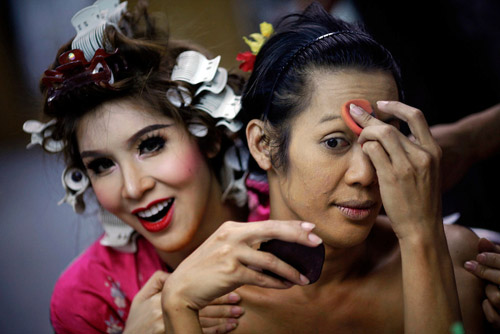 Các show diễn hoành tráng của người chuyển giới Thái Lan