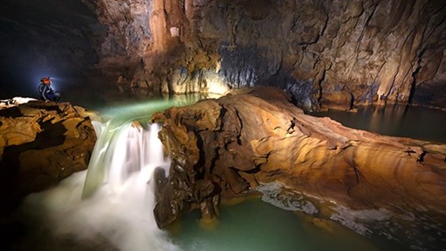 Bơi trong hang tối Tú Làn ở Quảng Bình