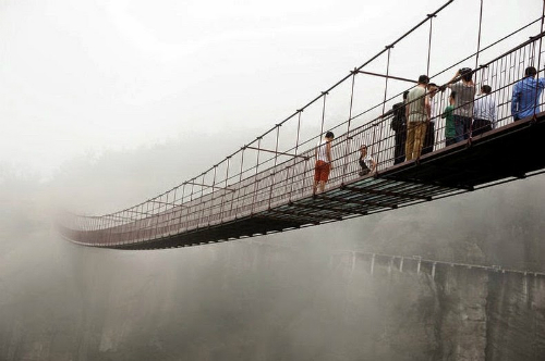 Đi bộ xuyên núi bằng cầu thủy tinh ở Trung Quốc