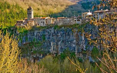 Castellfollit de la Roca - ngôi làng đẹp hơn tranh ở xứ bò tót