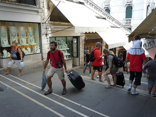 Venice tính phạt tiền du khách kéo hành lý gây ồn
