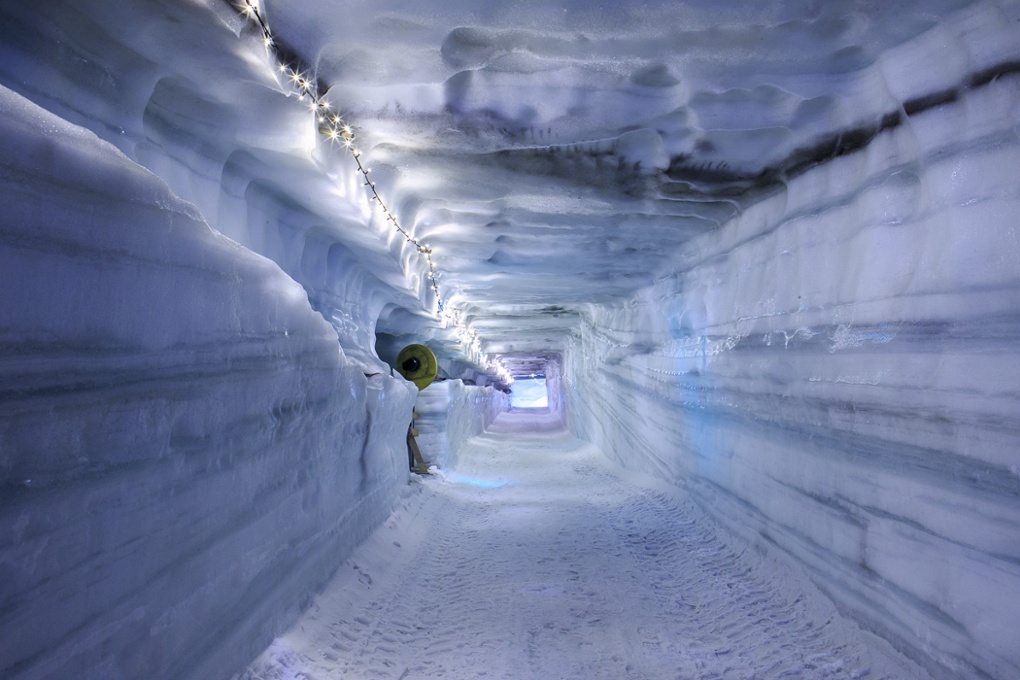 Khám phá hang động băng tuyệt đẹp ở Iceland