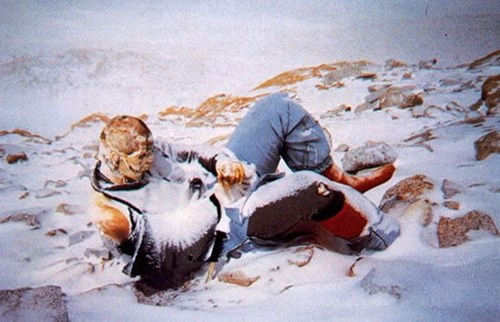 Khiếp sợ cảnh những xác chết cứng đơ nằm rải rác trên đồi tuyết
