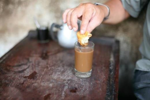 Bánh quẩy chấm cà phê và sữa chua hạt đác ở Sài Gòn
