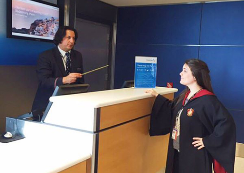 ‘Giáo sư Snape’ bán vé máy bay cho hãng hàng không Mỹ