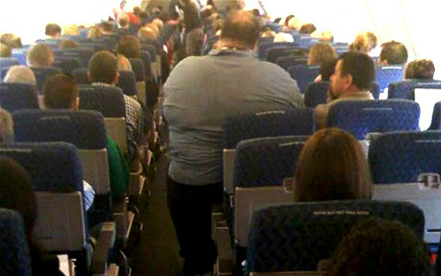 Bị đau lưng vì ngồi kế người béo, hành khách kiện hãng bay
