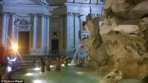 Du khách Mỹ nhảy xuống đài phun nước Rome giải nhiệt
