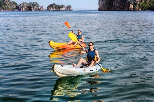 Chèo thuyền kayak trên vịnh Hạ Long