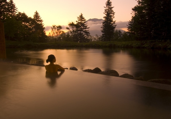 Onsen, thú tắm suối nóng khỏa thân có một không hai ở Nhật