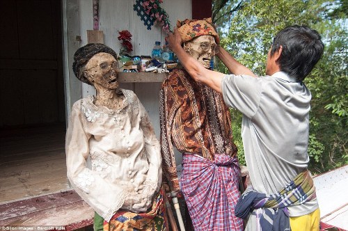 Tục lệ mặc áo mới cho người chết ở Indonesia