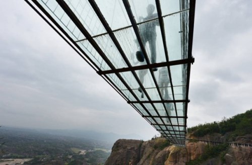 Cận cảnh cây cầu bằng kính dài nhất thế giới