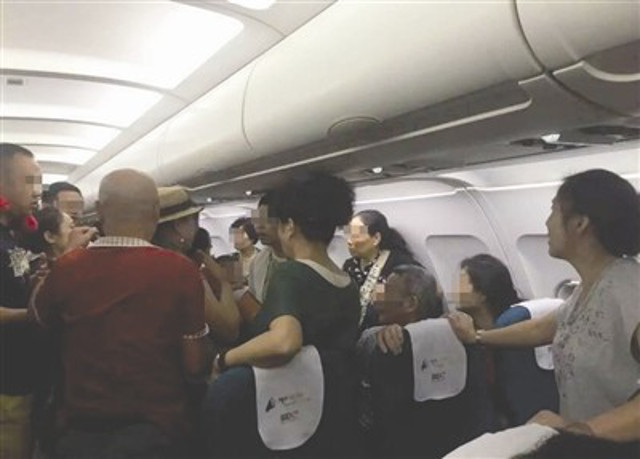 Ẩu đả vì chỗ ngồi, 3 du khách Trung Quốc bị áp giải khỏi máy bay
