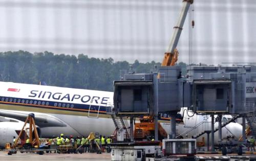 Máy bay Singapore sụp mũi xuống đường băng