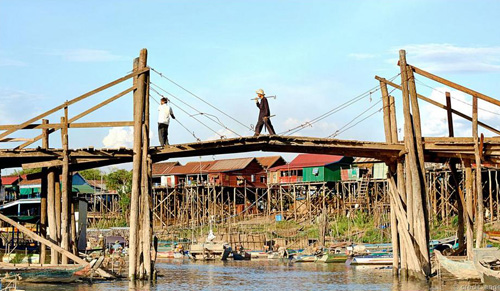 Những ngôi nhà nổi trên dòng nước ở Campuchia