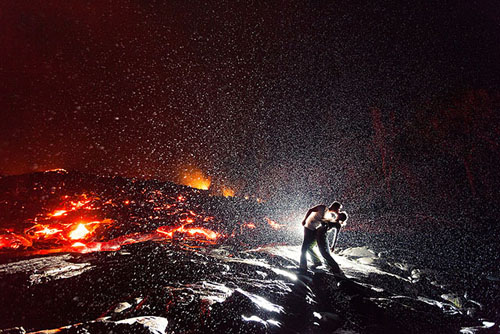 ‘Nụ hôn nóng bỏng nhất thế giới’ trên đỉnh núi lửa Hawaii