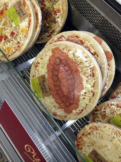 Pizza hình bóng bầu dục gây tranh cãi tại Anh