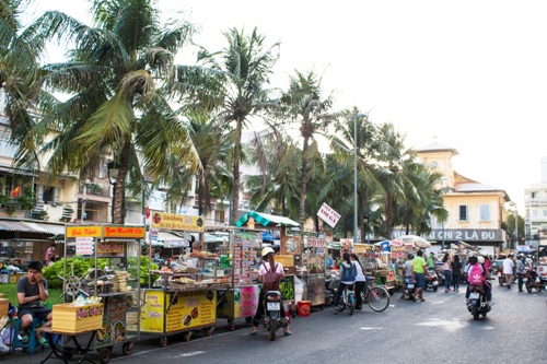 Thế giới đồ ăn vặt bên bến Ninh Kiều