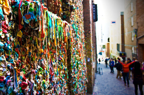 Mỹ làm sạch bức tường kẹo cao su ở Seattle