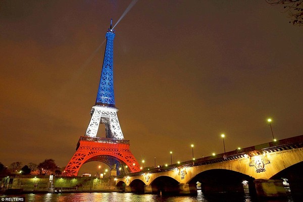Tháp Eiffel lên đèn trở lại đón du khách sau vụ khủng bố