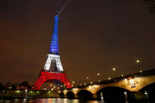 Tháp Eiffel mở cửa trở lại sau vụ khủng bố