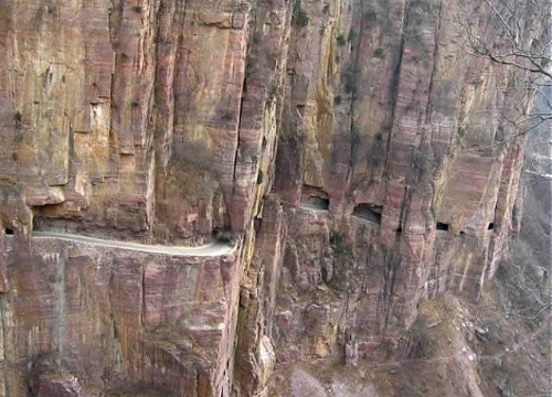 Đường hầm khoét núi bằng tay nguy hiểm nhất thế giới