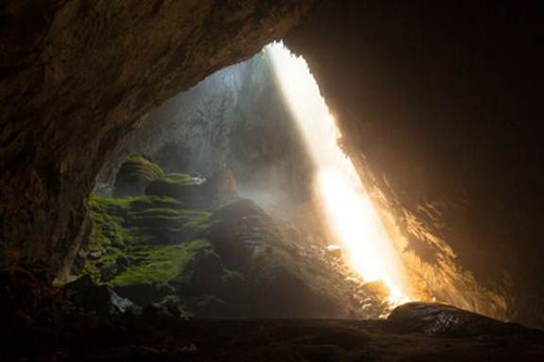 Màn cầu hôn trong hang động lớn nhất thế giới