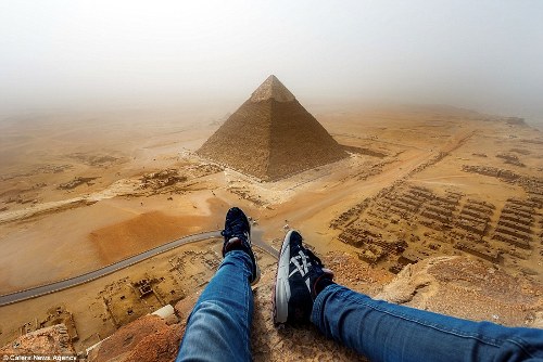 Du khách liều mạng leo lên đỉnh Kim tự tháp ở Ai Cập