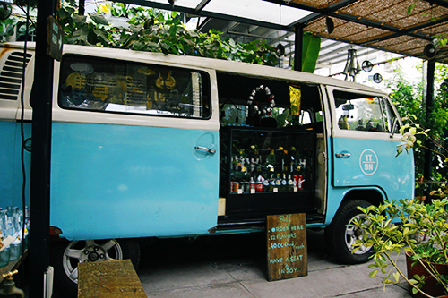Tiệm bánh trên chiếc xe bus màu xanh ở Sài Gòn