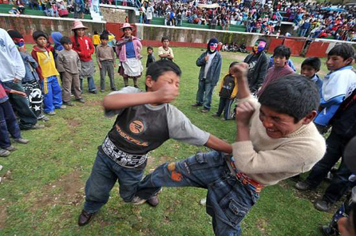 Tục người nhà đánh nhau mừng năm mới ở Peru
