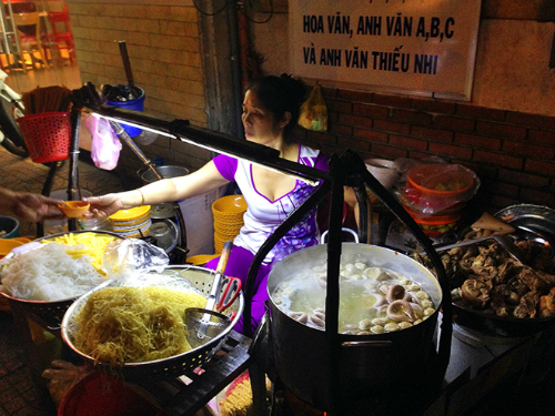 Gánh hủ tiếu gần 3 thập kỷ đông khách ở Sài Gòn