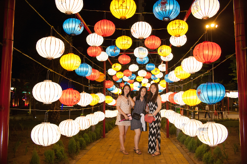 Lễ hội đèn lồng rực rỡ sắc màu tại Asia Park 