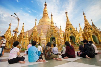 Chân trần trong chùa vàng Shwedagon lộng lẫy