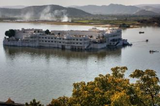 Cung điện nổi giữa lòng hồ Pichola, Ấn Độ
