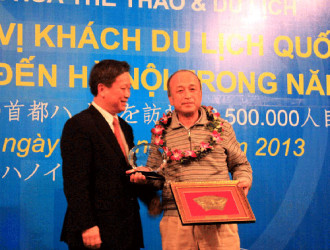 Hà Nội đón vị khách quốc tế thứ 2,5 triệu trong năm 2013