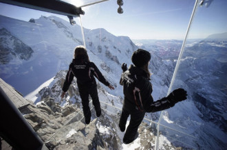 Thử thách lòng can đảm trên ngọn núi cao nhất châu Âu