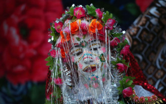 Tục hóa trang cô dâu kỳ lạ ở Bulgari