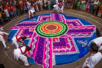 Nghệ thuật vẽ thảm rangoli trên đường phố Ấn Độ