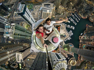Chụp ảnh ‘tự sướng’ trên nóc cao ốc ở Dubai
