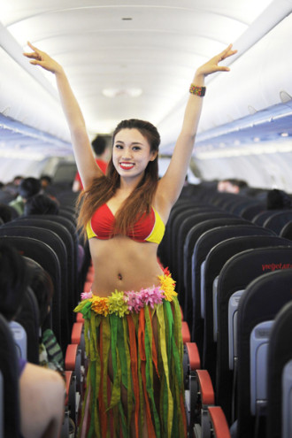 Tiếp viên VietJet múa bikini trên chuyến bay tới Singapore