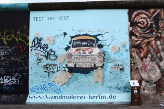 Những hình vẽ độc đáo trên bức tường Berlin
