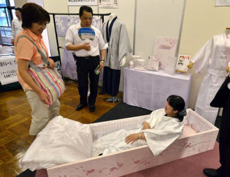Lễ hội thử làm người chết ở Nhật Bản