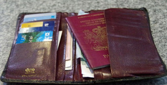 Tìm thấy hộ chiếu và ví tiền sau 18 năm thất lạc ở Thụy Sĩ