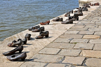 Những đôi giày vô chủ bên bờ sông Danube